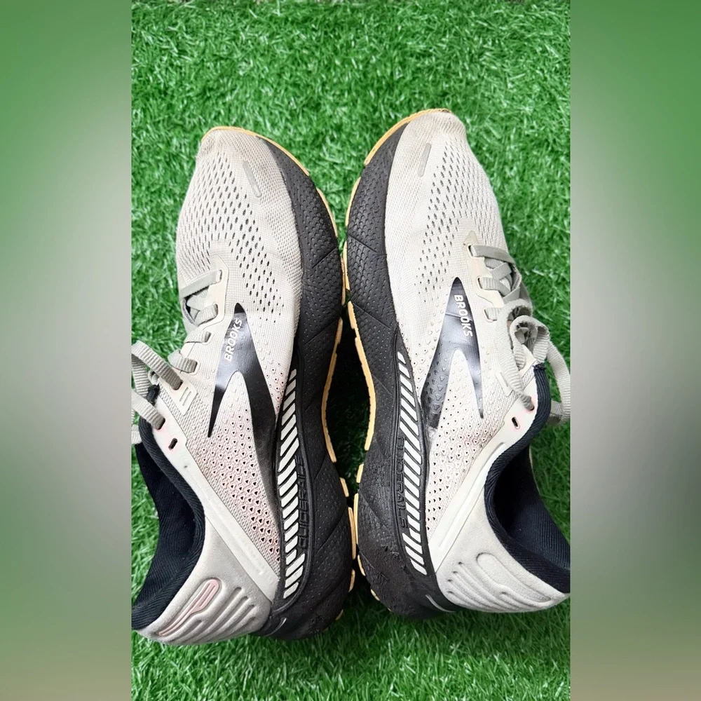 Brooks good preowned
